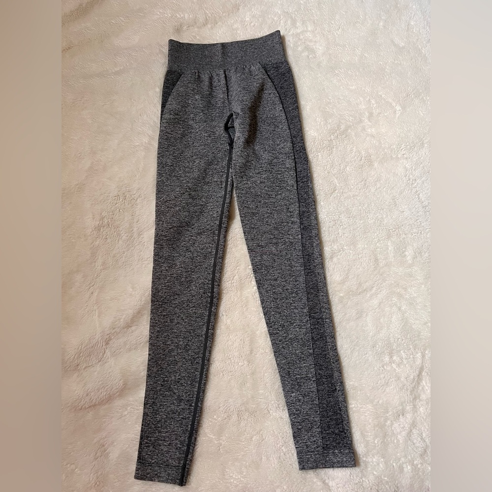 38. Gymshark leggings
Size waist 10” inseam 26”
EUC